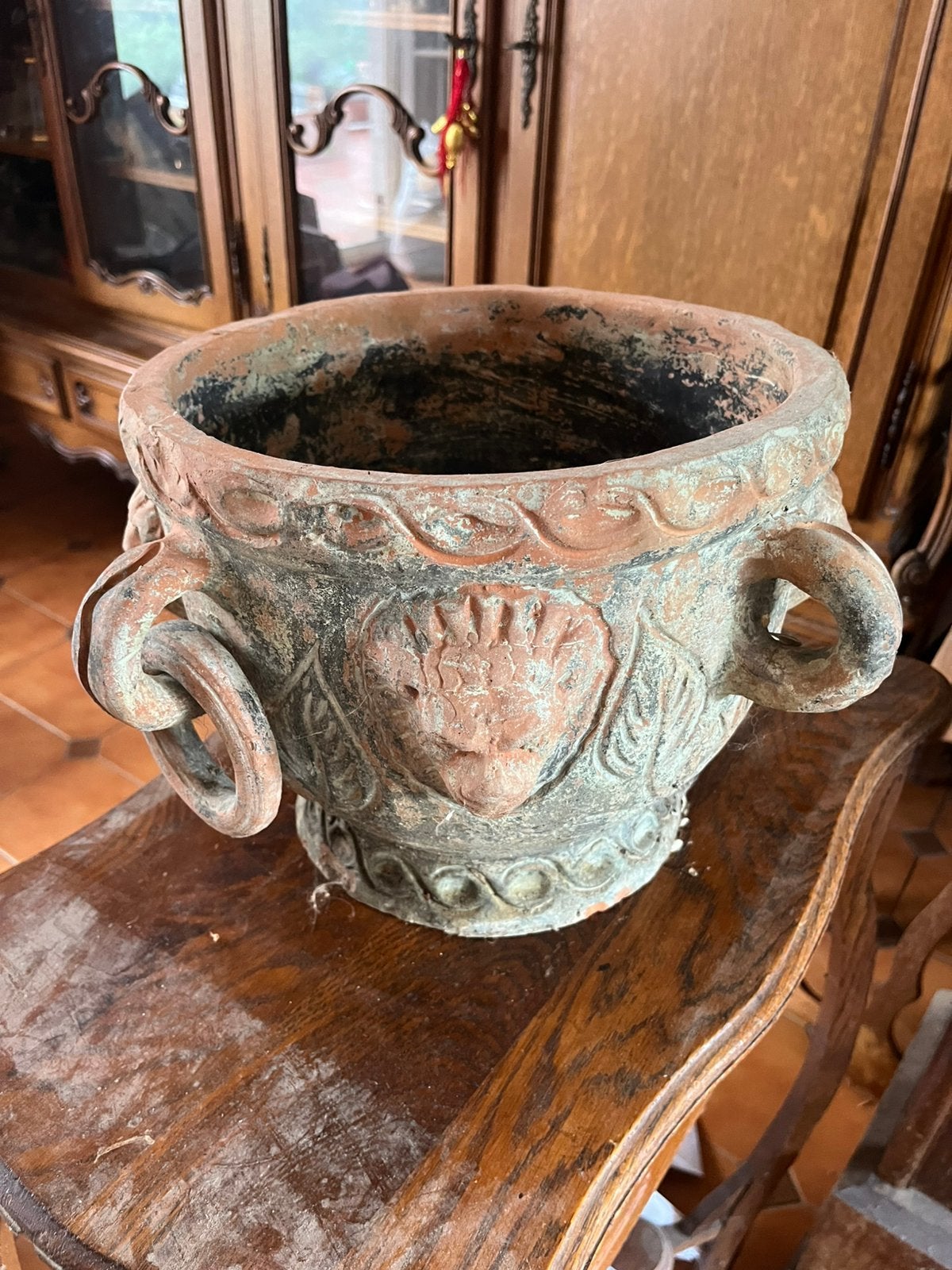 Grote terracotta pot - leeuwenkoppen en -ringen, Ophalen, Gebruikt