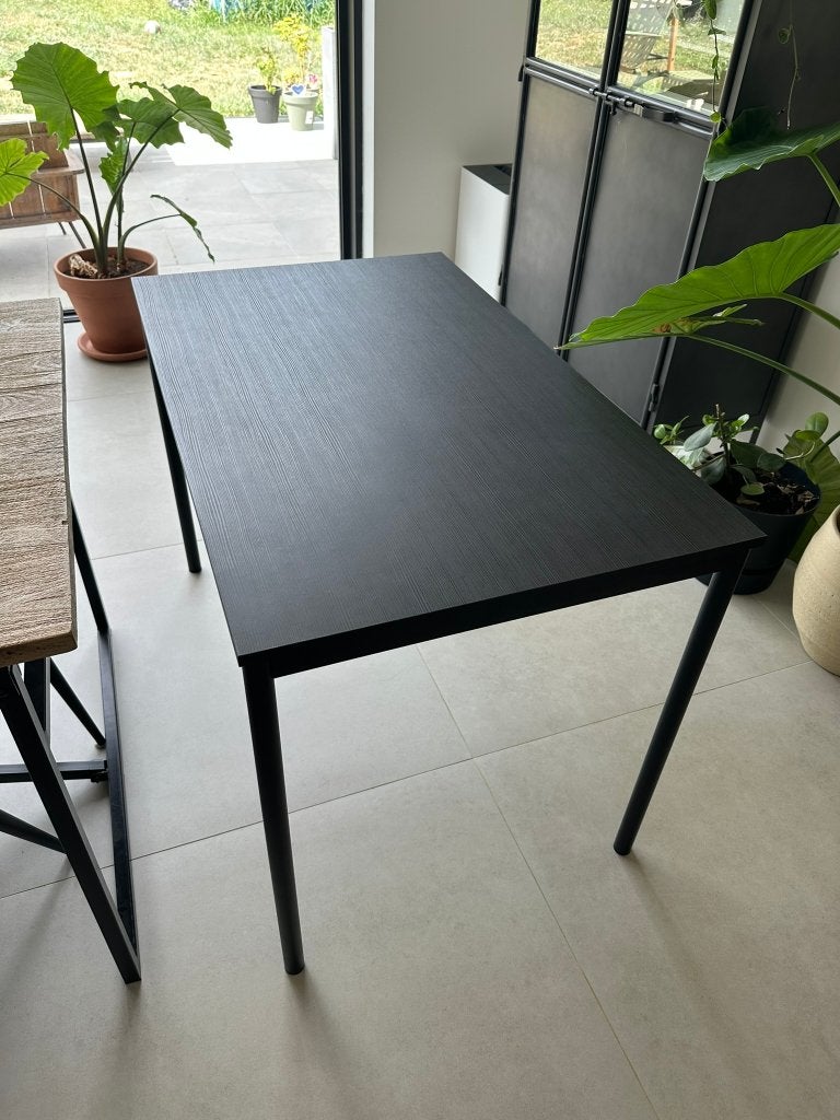 Table Ikea SANDSBERG noire 110cm x 67cm en bon état, 100 à 150 cm, Quatre personnes, Eenvoudige elegante zwarte tafel, Comme neuf