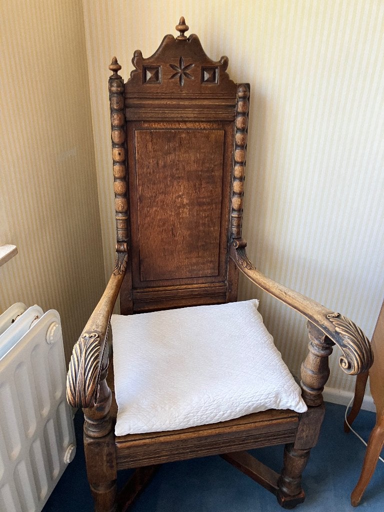 Magnifique fauteuil ancien en bois sculpté Ren-néo-gothique, Enlèvement