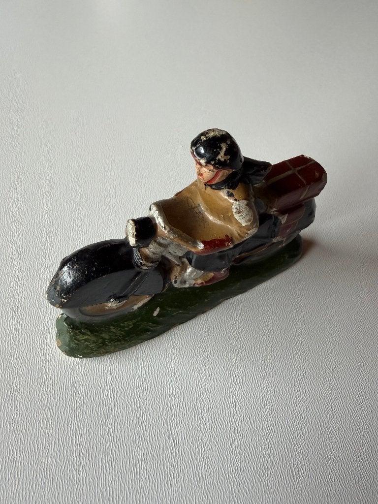 Antiek miniatuur motorrijder, Ophalen