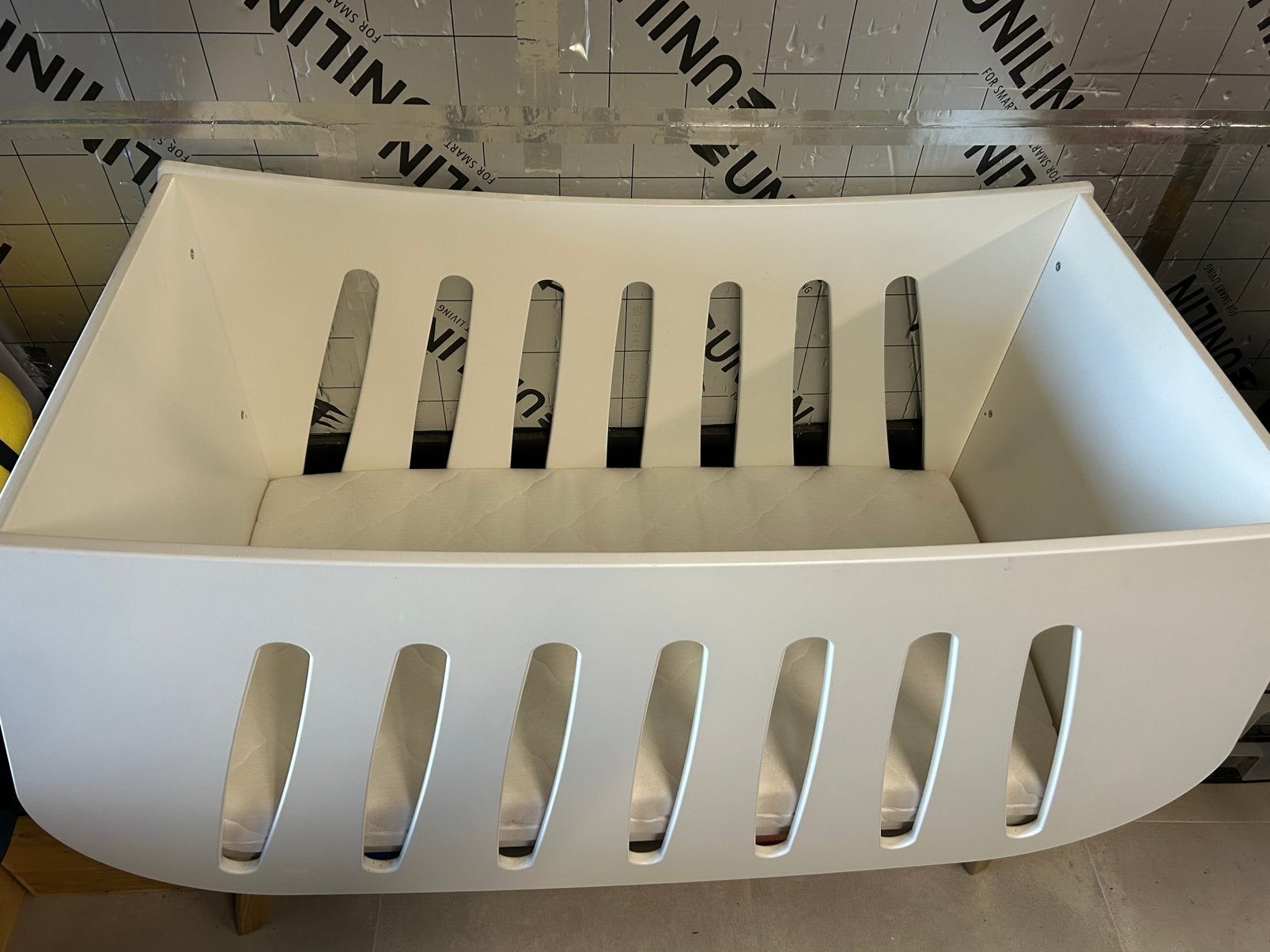 Lit bébé comme neuf avec matelas, Enlèvement, Comme neuf, Lit