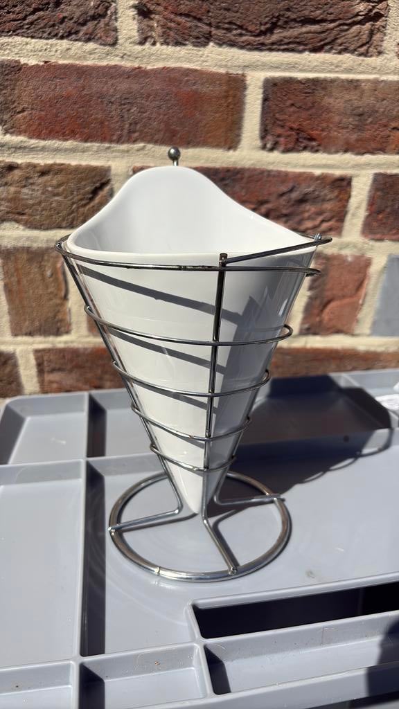 Frietzakjes porselein met staander, Huis en Inrichting, Keuken | Servies, Ophalen, Zo goed als nieuw, Porselein