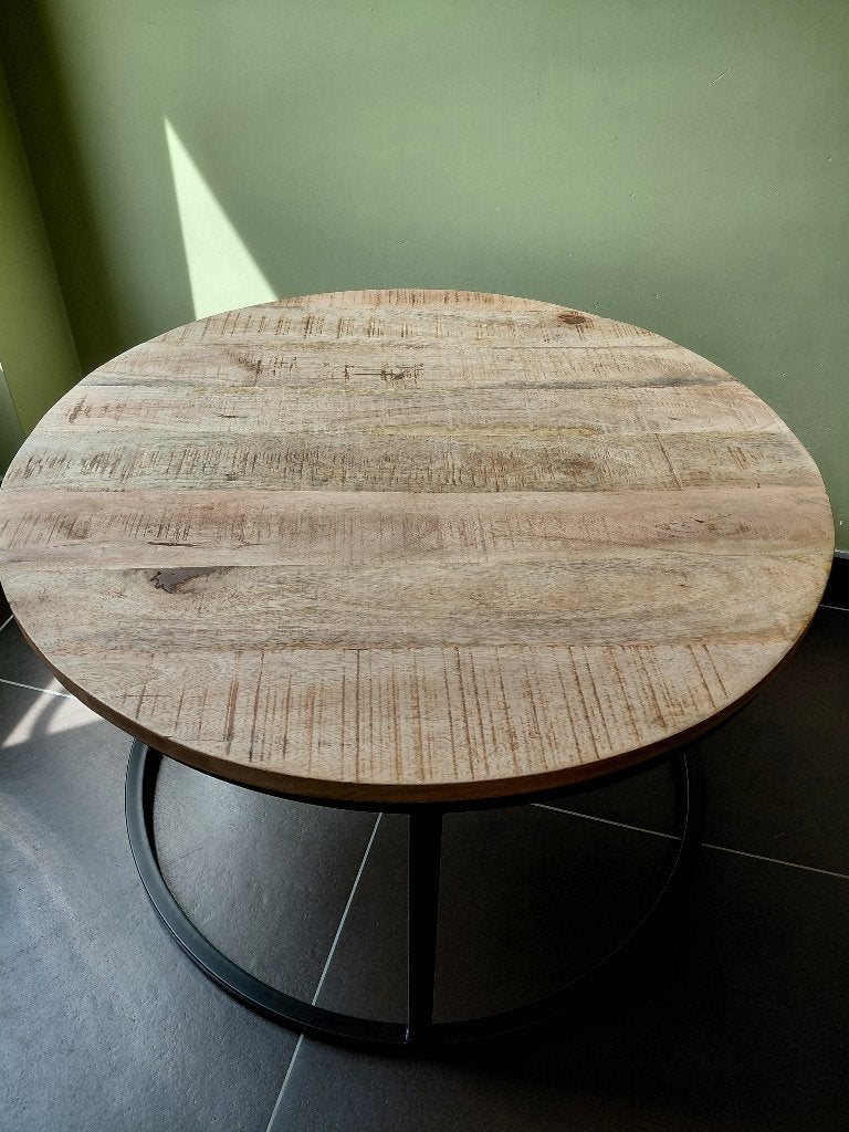 Salontafel van zwart metaal en mangohouten blad, 68 x 45 cm, Huis en Inrichting, Tafels | Salontafels, Ophalen, Zo goed als nieuw