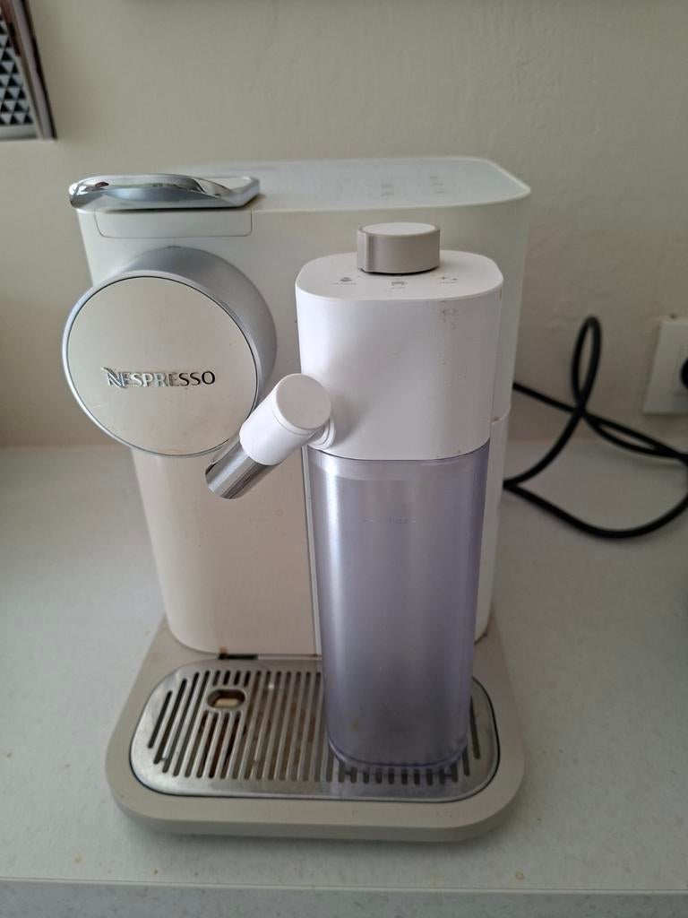 Koffie zet  delonghi  nespresso grand lattisima en640.w, Elektronische apparatuur, Ophalen