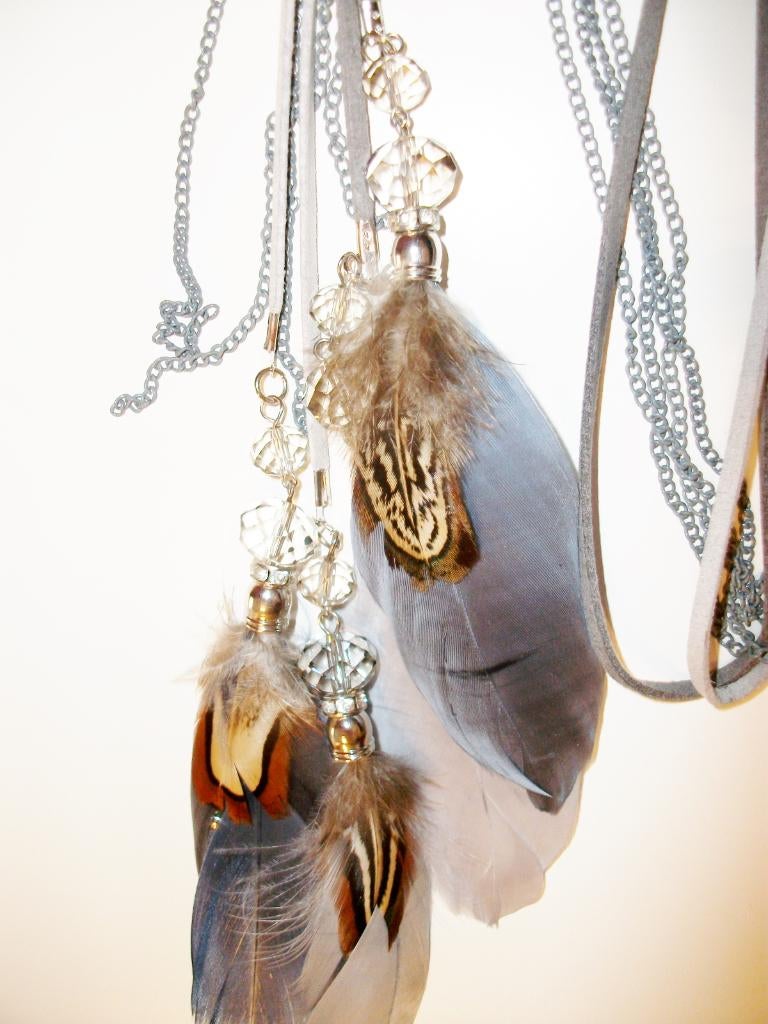 Te koop: Mooie ketting met pluimpjes, Handtassen en Accessoires, Kettingen, Ophalen, Overige materialen, Nieuw, Grijs