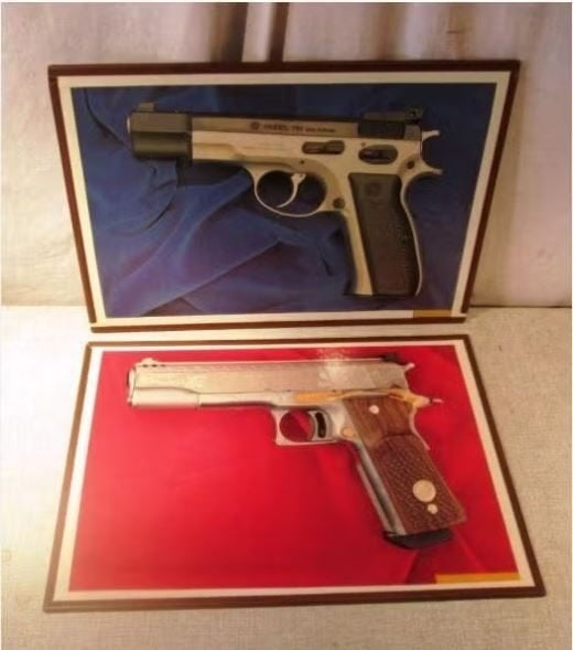 2 magnifiques tirages d'art de Revolvers - 44x31, Maison & Meubles, Enlèvement ou Envoi, Comme neuf, Imprimé