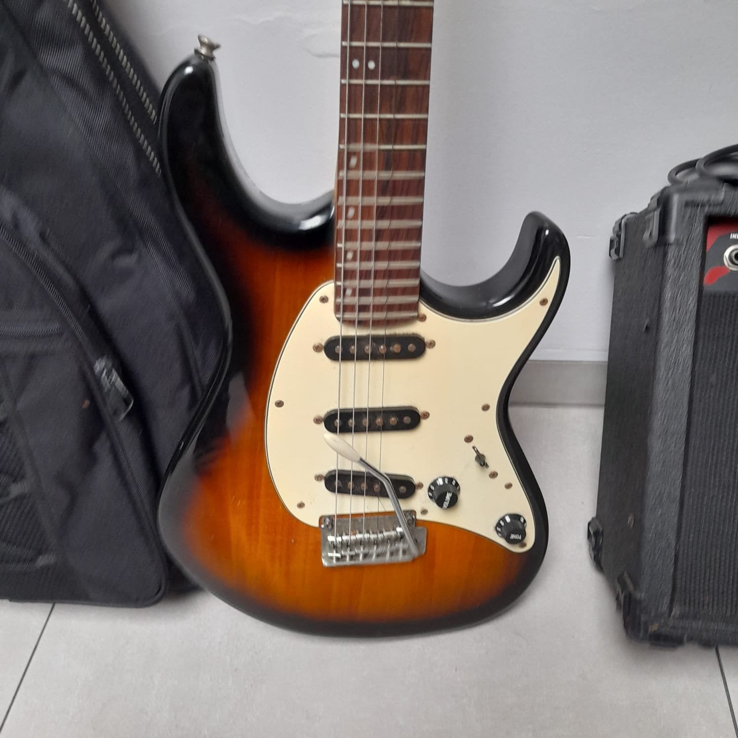 Cort G Series Electric Guitar, Muziek en Instrumenten, Ophalen, Gebruikt, Overige merken, Met versterker