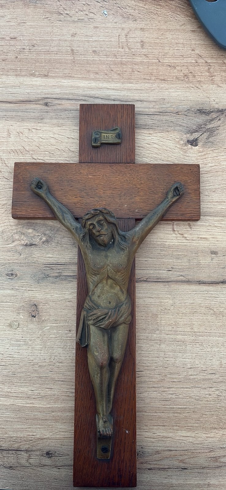 Grand crucifix mural ancien en chêne et laiton massif -, Antiek en Kunst, Antiek | Religieuze voorwerpen, Ophalen of Verzenden