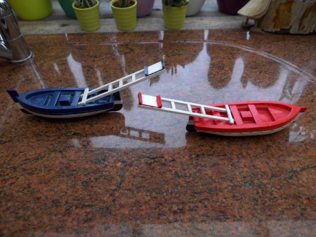 2 boten in hout, een miniatuur van de steekspelen in Sete, Hobby en Vrije tijd, Modelbouw | Boten en Schepen, Ophalen of Verzenden