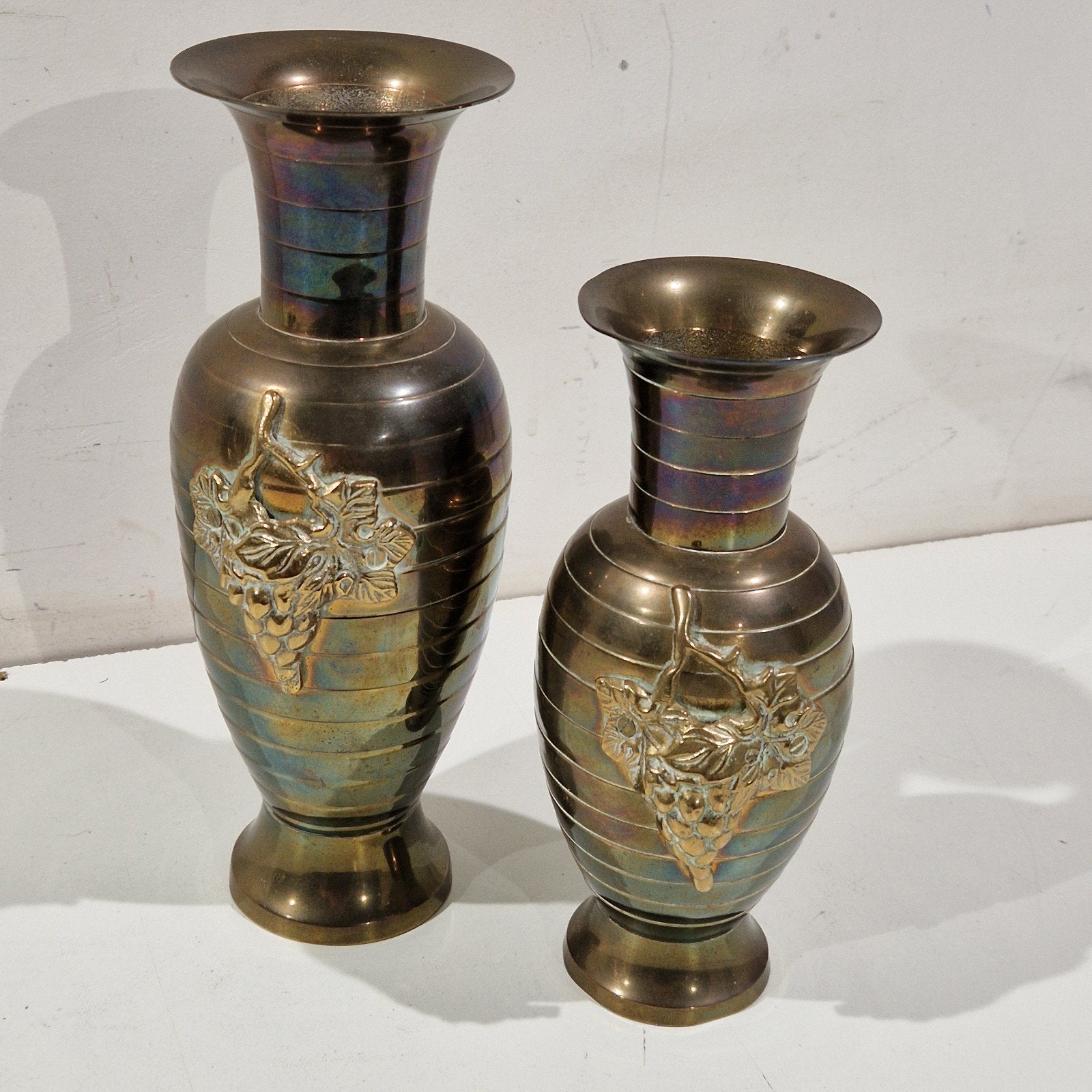 2 koperen vazen met druivenmotief , set van 20 en 24 cm, Ophalen of Verzenden