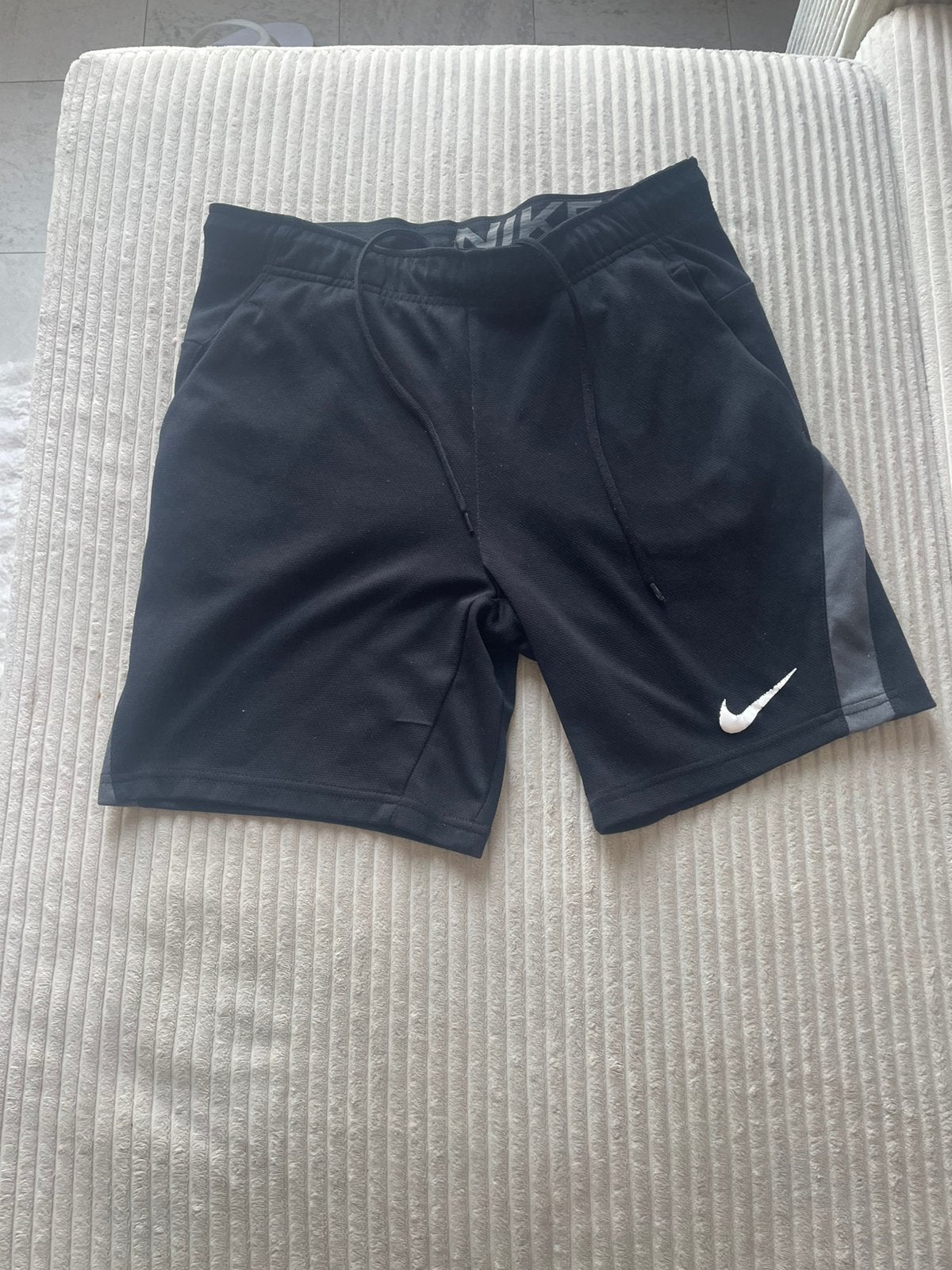 Nike Dri-FIT 6 Shorts Noir/Blanc, Vêtements | Hommes, Vêtements de sport, Fitness, Enlèvement ou Envoi, Comme neuf, Taille 46 (S) ou plus petite
