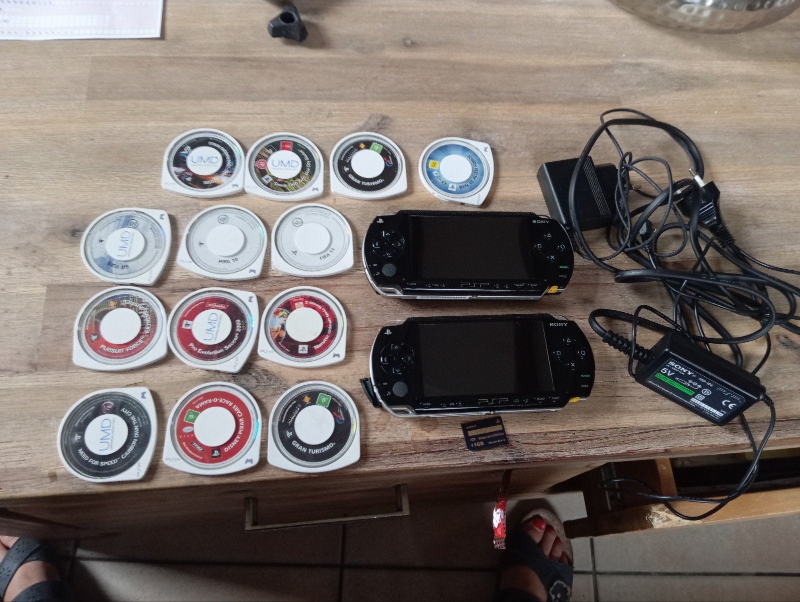Lot de 2 Sony PSP-1004 + 13 jeux + accessoires —, PSP