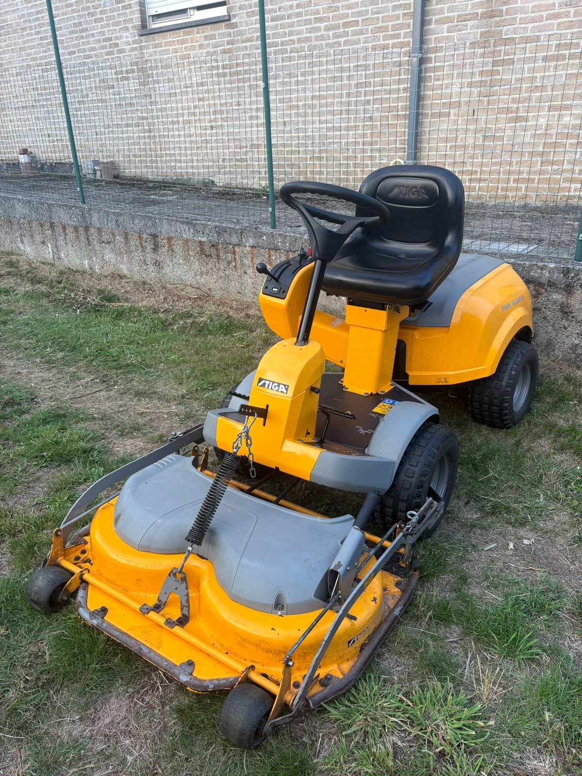 Tondeuse autoportée Stiga Park, Enlèvement, Comme neuf, Démarrage électrique, 90 à 120 cm