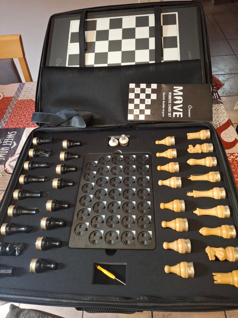 Chessnut Move Pièces en bois + valise de transport, Enlèvement
