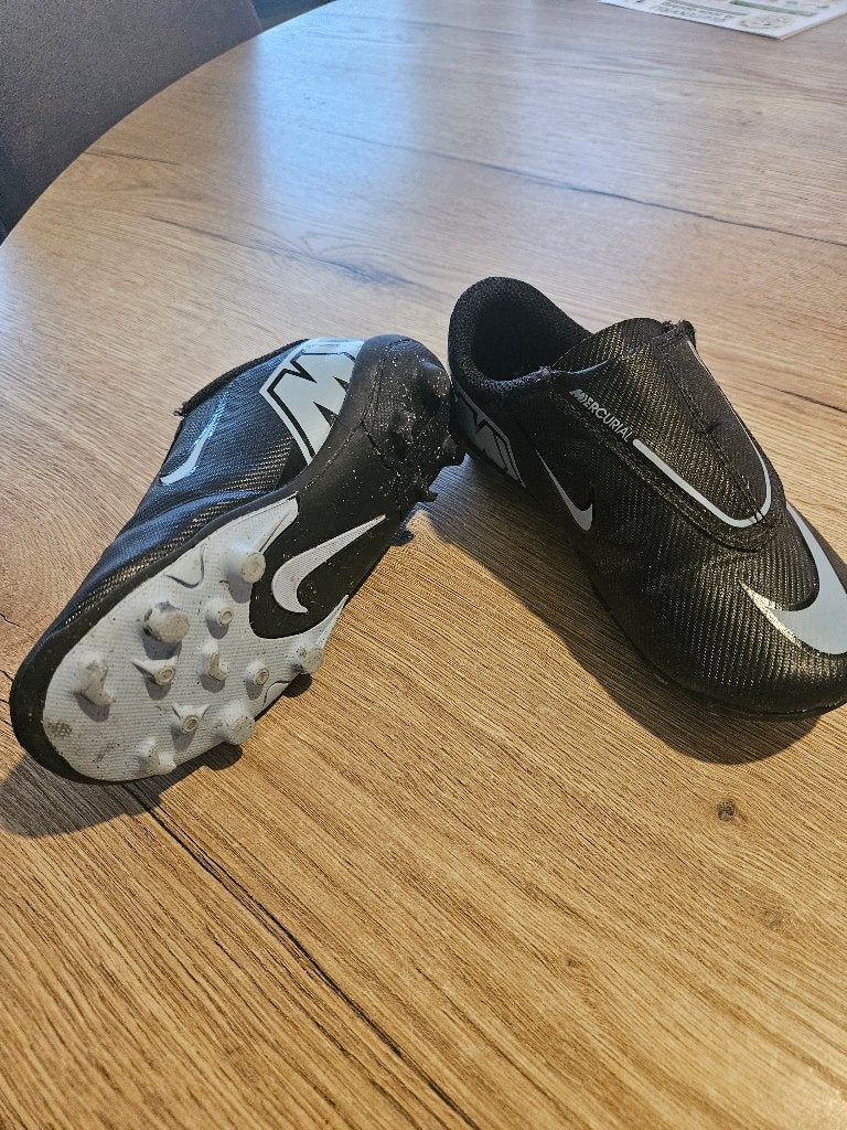 Voetbalschoenen kind maat 28 ofgoed bod, Sport en Fitness, Voetbal, Ophalen, Gebruikt, Schoenen