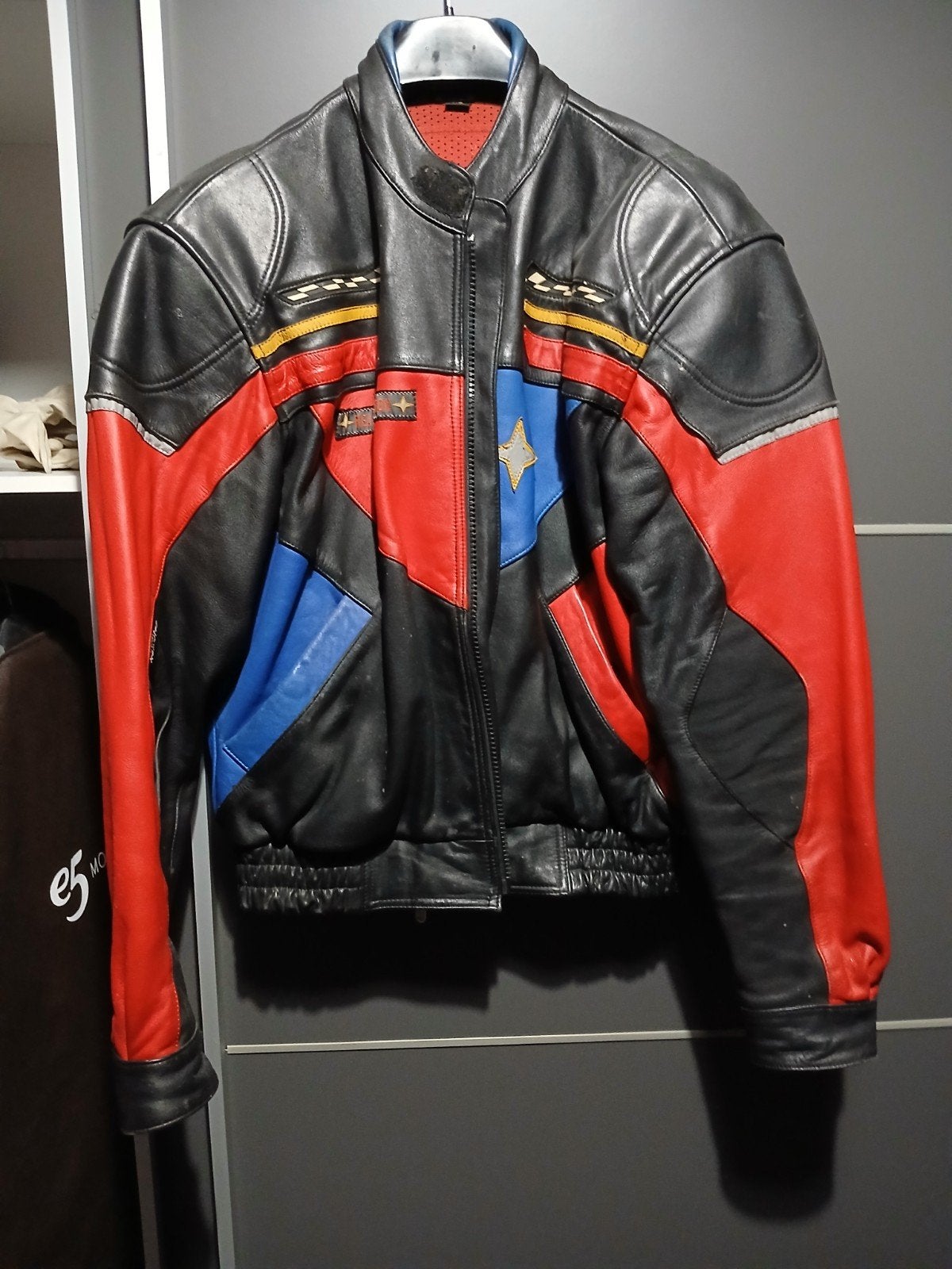 Lederen motor jas, Ophalen