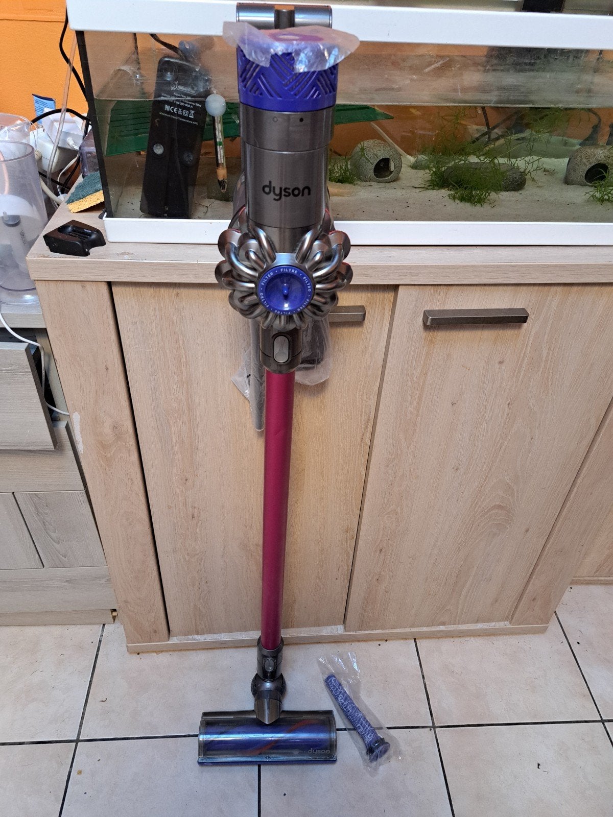 Dyson v6 absolute complet support mural+2 embouts, Enlèvement ou Envoi, Reconditionné, Réservoir, Dyson