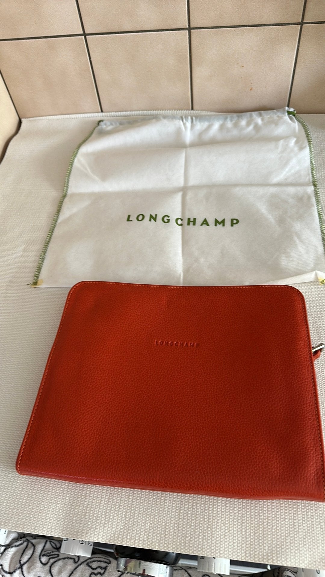 Pochette en cuir orange Longchamps, Bijoux, Sacs & Beauté, Enlèvement, Comme neuf, Orange, Homme ou Femme