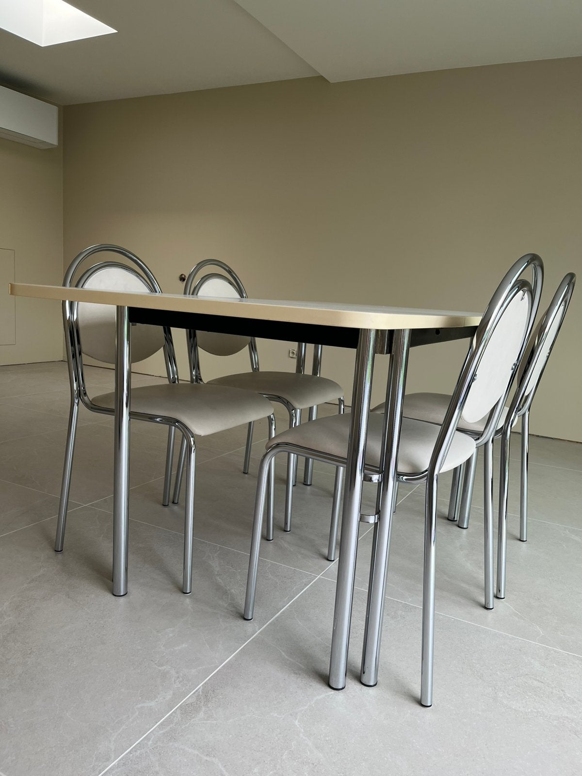 Tafel + 4 stoelen : staat gedemonteerd klaar !, Huis en Inrichting, Ophalen, Gebruikt