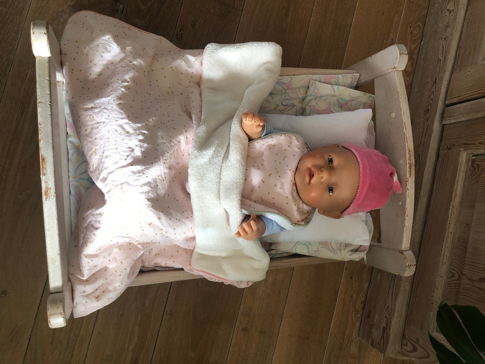 Poppenbed met beddegoed en pop, Ophalen, Gebruikt