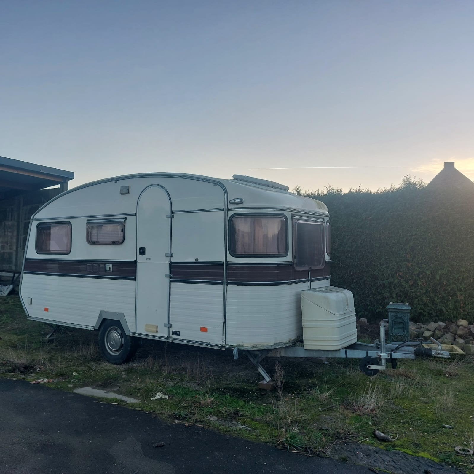 Caravane rétro bien entretenue, Caravanes & Camping, Jusqu'à 4, 6 à 7 mètres, Coin salon convertible, 750 - 1000 kg