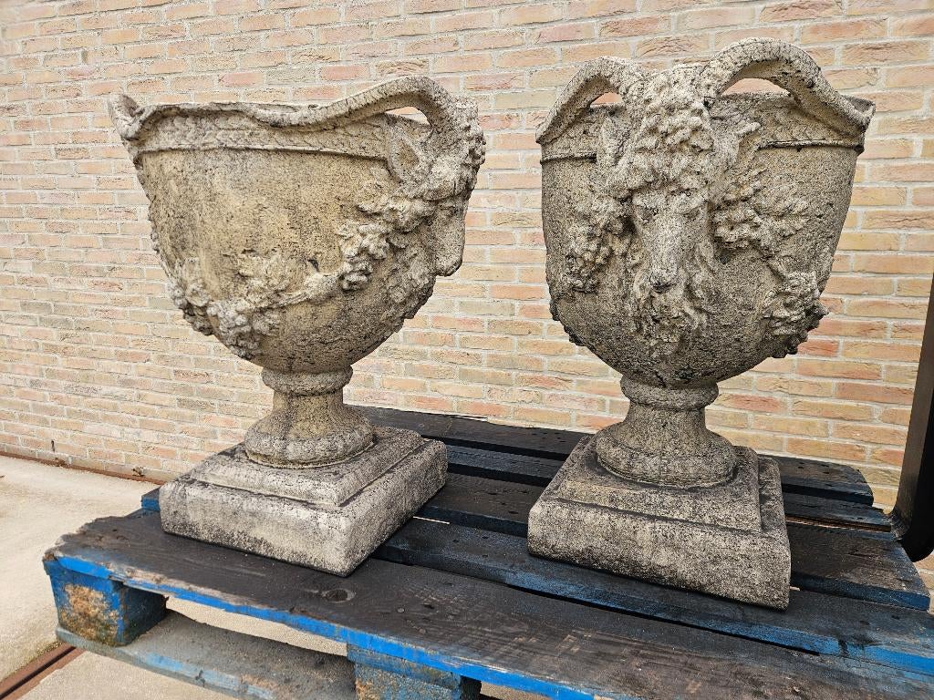 2 prachtige tuinvazen met ram koppen, lage prijs het koppel!, Ophalen of Verzenden, Nieuw
