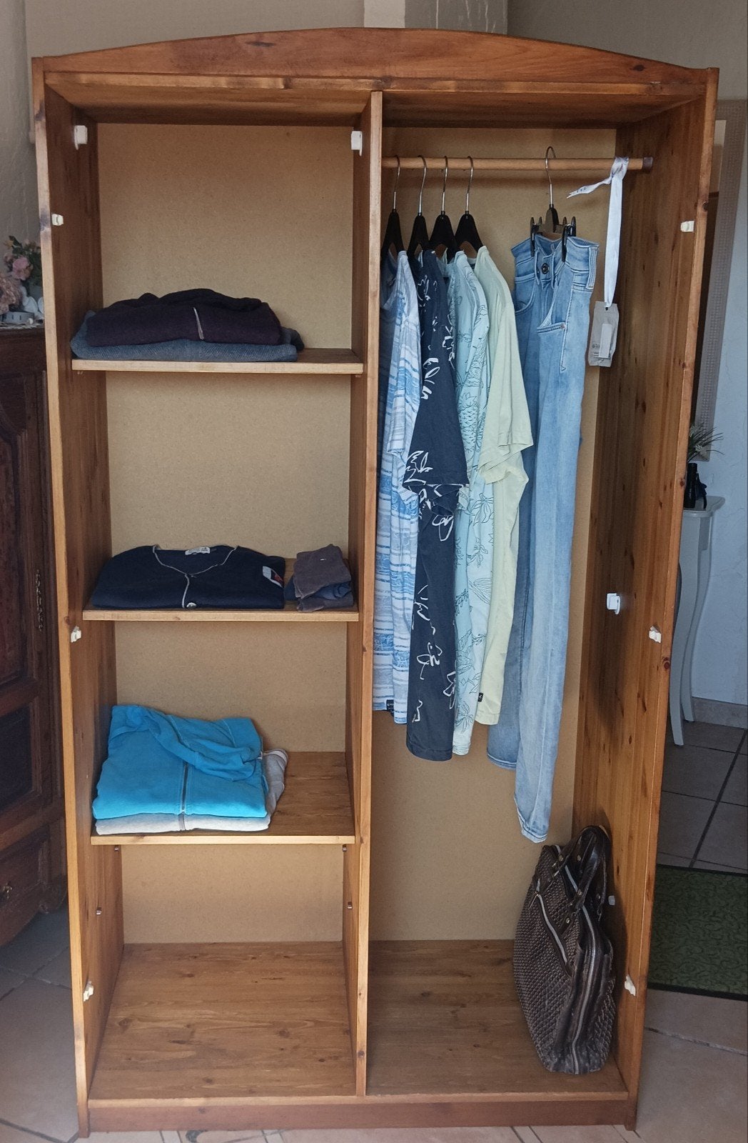 Garde robe 2 portes en pin massif., Maison & Meubles, 70 à 120 cm, Enlèvement, Utilisé, 40 à 80 cm