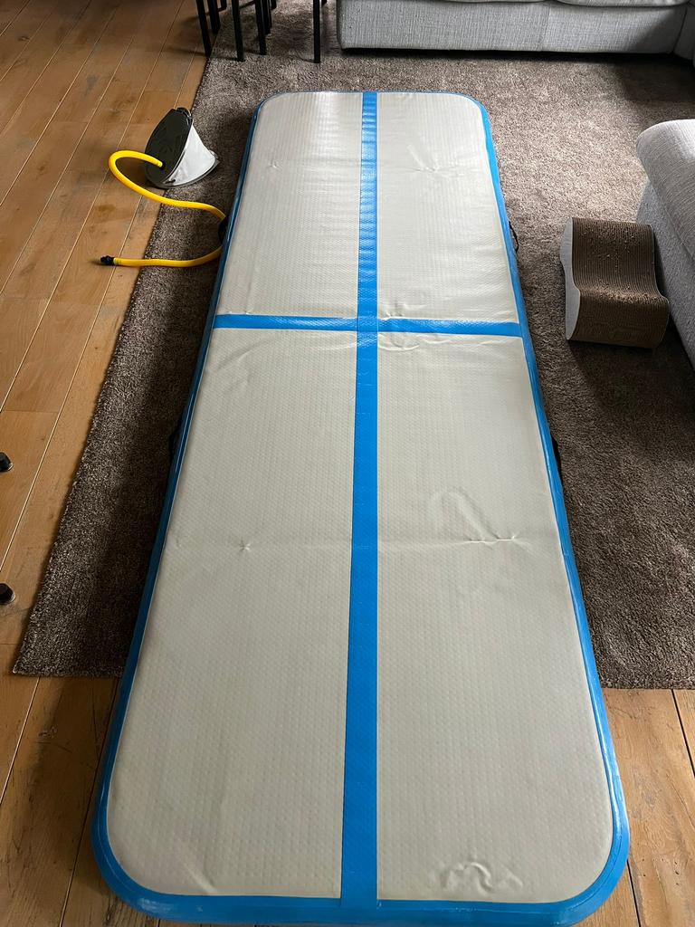 Opblaasbare Airtrack inclusief pomp, Sports & Fitness, Gymnastique, Enlèvement, Comme neuf, Bleu, Matériel