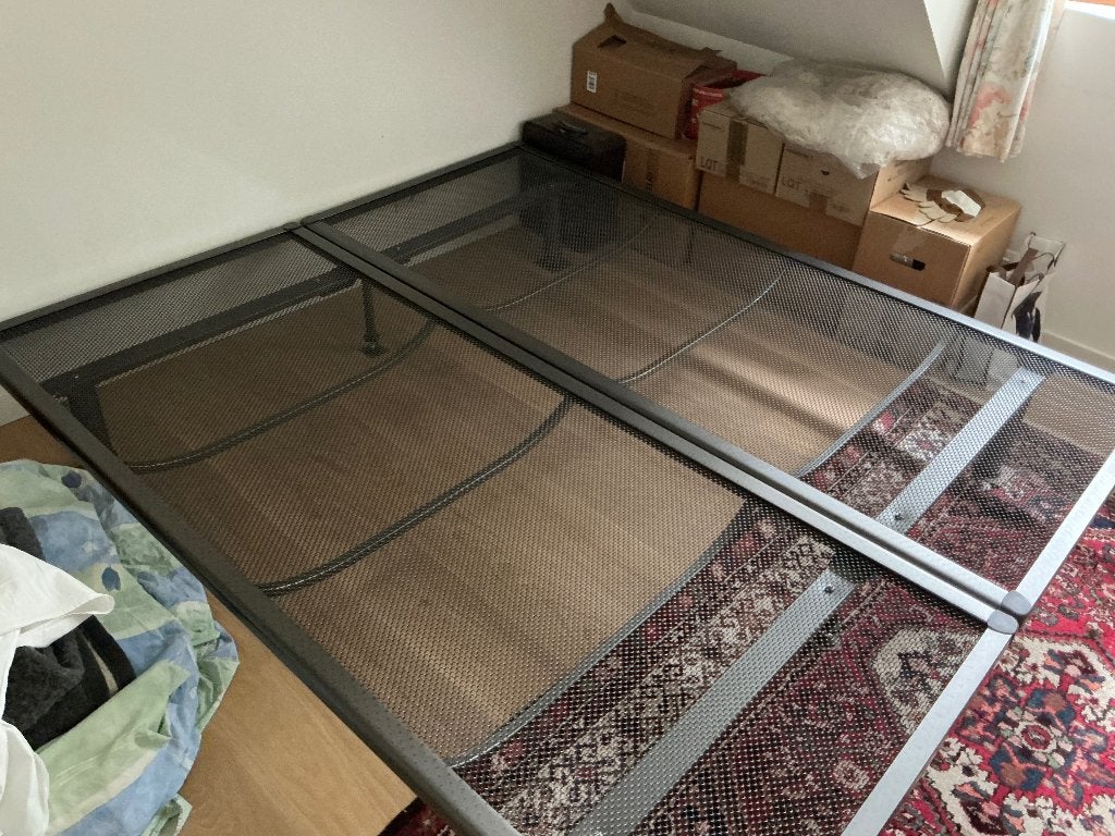 Bed, Enlèvement, Métal