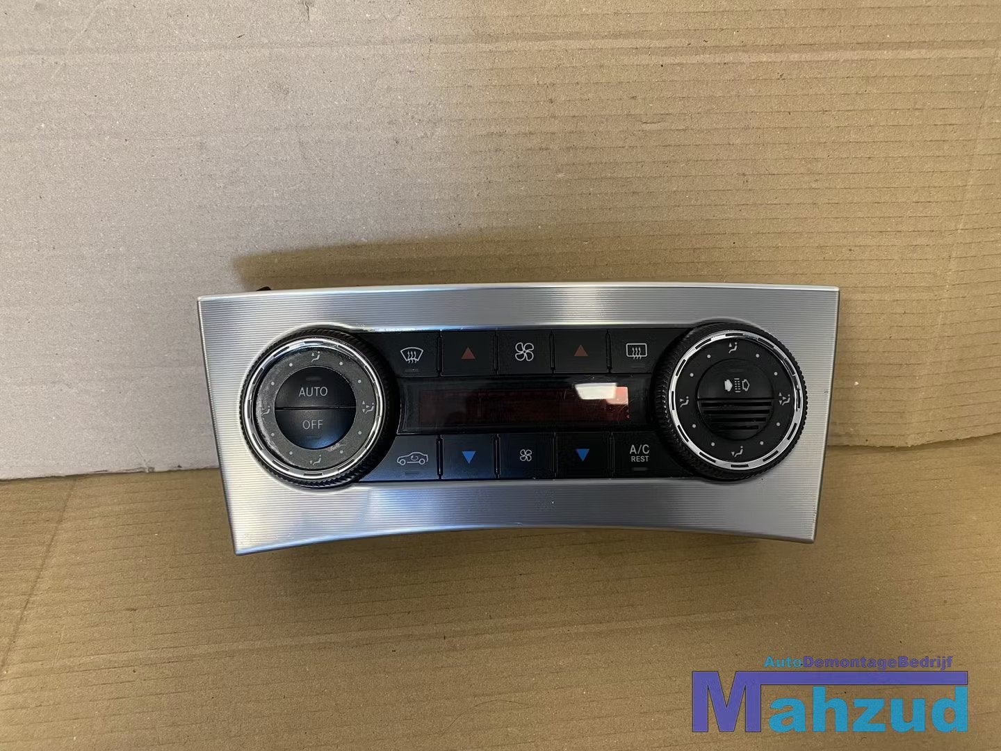 Mercedes C-klasse W203 Kachel bedieningspaneel A2038304385, Auto-onderdelen, Gebruikt, Mercedes-Benz AG, Mercedes-Benz, Mercedesstrasse 120
70372  Stuttgart, DE