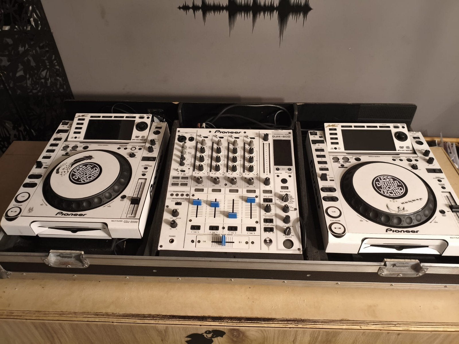 Pioneer DJ Set – 2x CDJ-2000 + DJM-800 + Flightcase

Prijs:, Enlèvement, Comme neuf, Moins de 5 canaux, Entrée micro