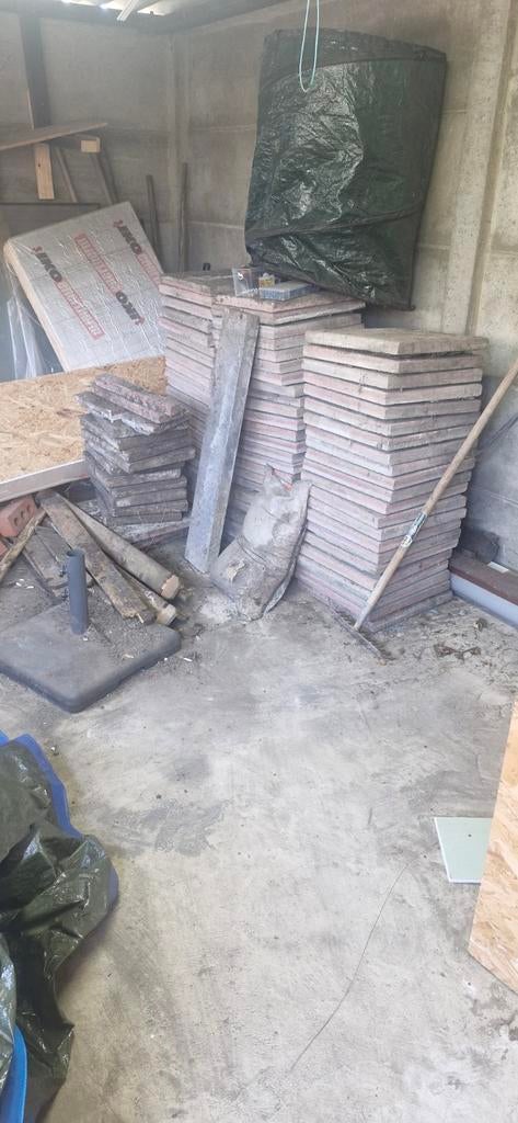 Gratis af te halen: +/- 65 betontegels (rood/roze), Ophalen
