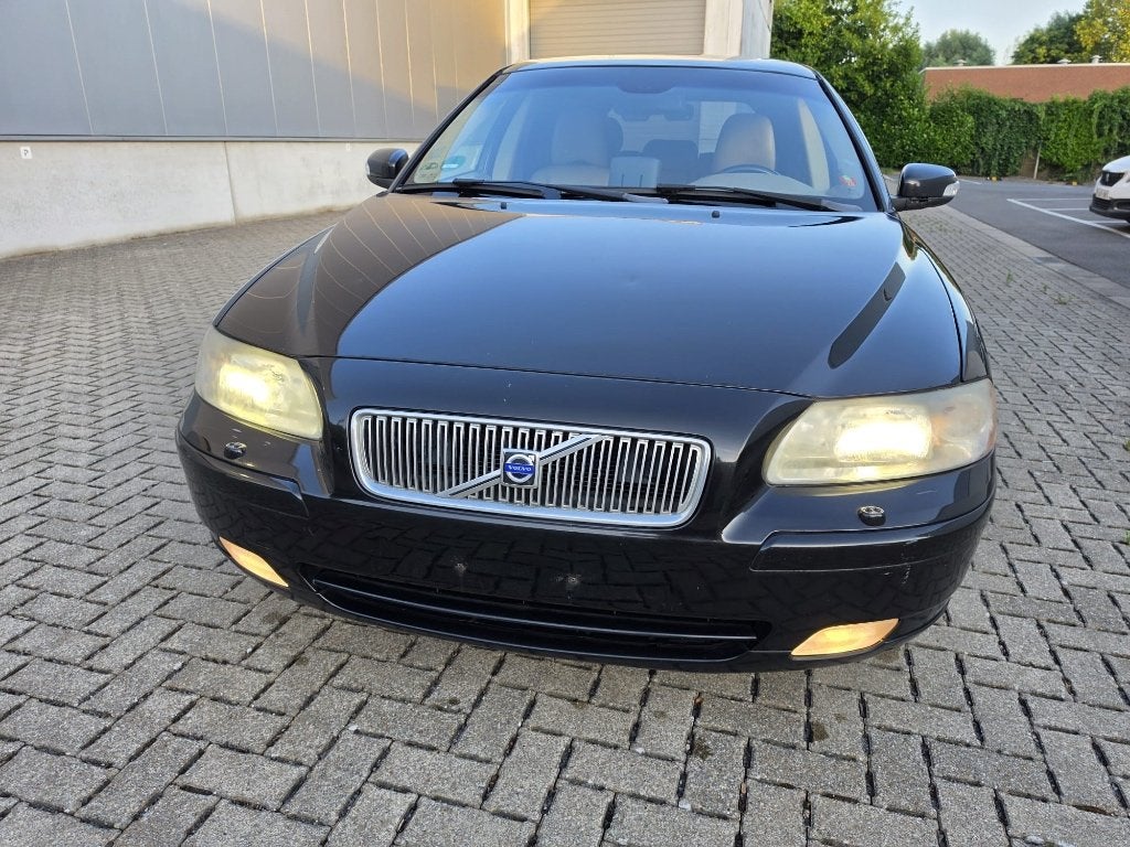 VOLVO V70. Benzine - CNG, Auto's, Voorwielaandrijving, 1800 kg, Beige, Zwart