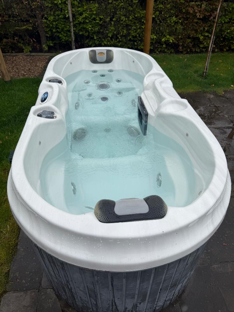 Jacuzzi 2 personen (gunstig in stroomverbruik), Ophalen, Gebruikt, Vast