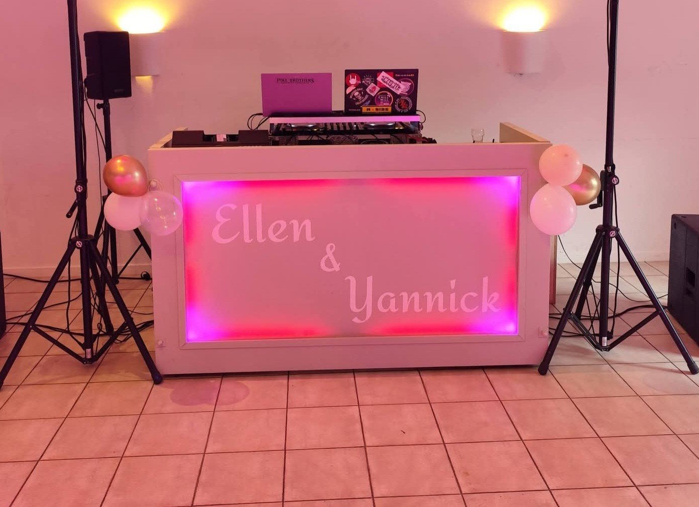 DJ booth, Ophalen