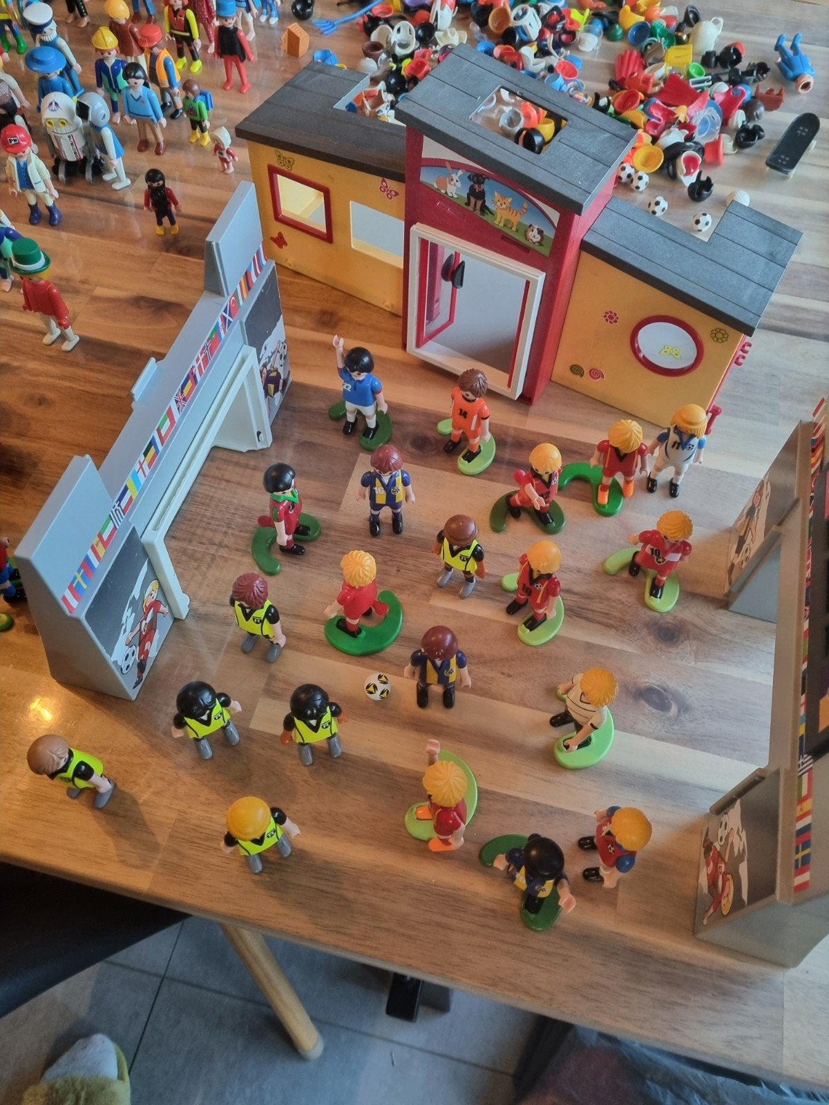 allerlei playmobil voertuigen, mannetjes, voetbal, Enlèvement