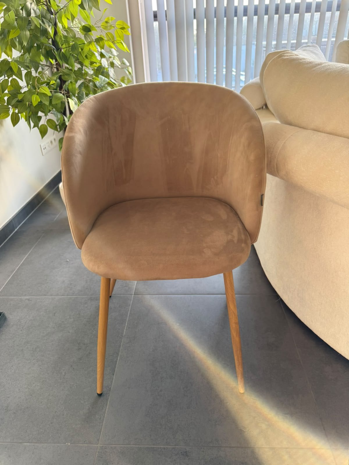 Lot de 5 chaises velours beige – pieds effet bois, Enlèvement, Comme neuf, Bois, Cinq, Six Chaises ou plus