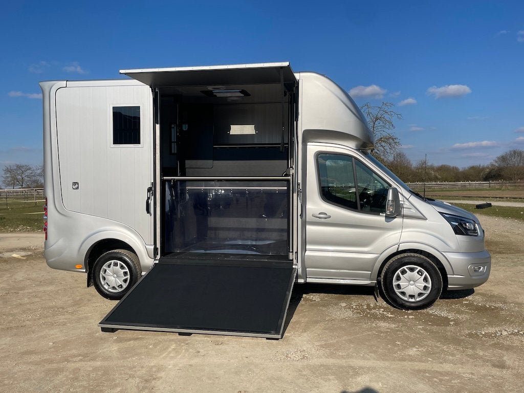 Ford Roelofsen paardencamionette te huur, Ophalen, Zo goed als nieuw