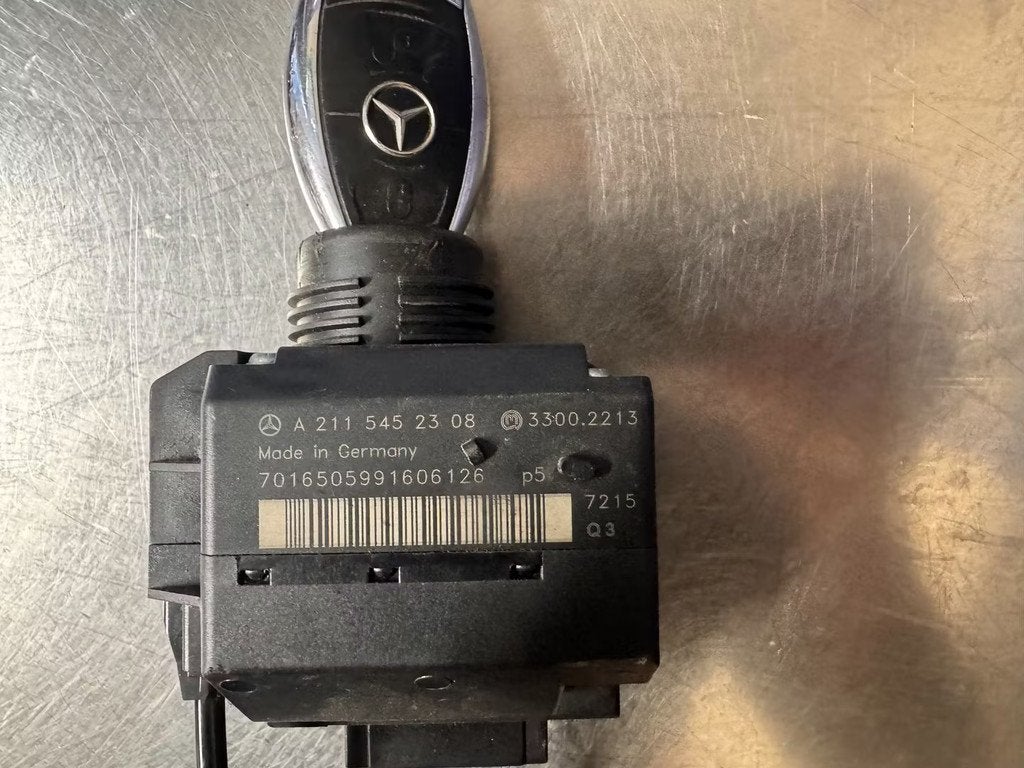 Mercedes E klasse Contactslot met sleutel, Autos : Pièces & Accessoires, Mercedes-Benz AG, Mercedes-Benz, Utilisé, Mercedesstrasse 120
70372  Stuttgart, DE