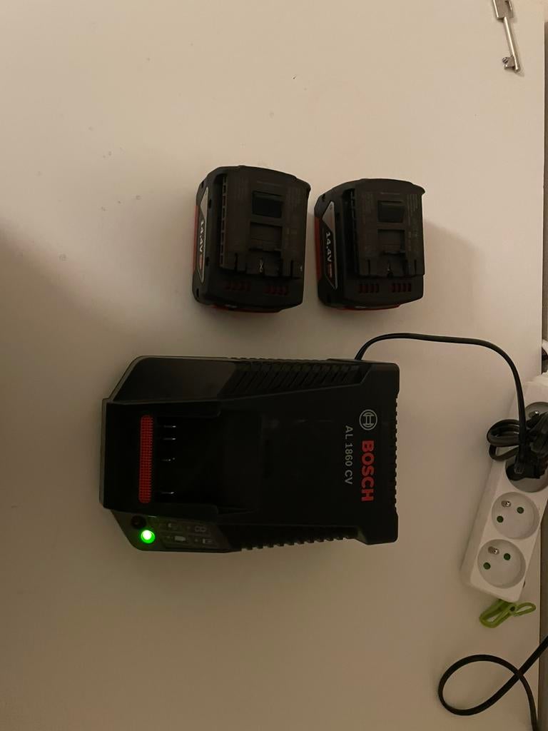 Bosch lader + 2 accu’s 14,4V 4.0Ah – topstaat, Ophalen, Zo goed als nieuw