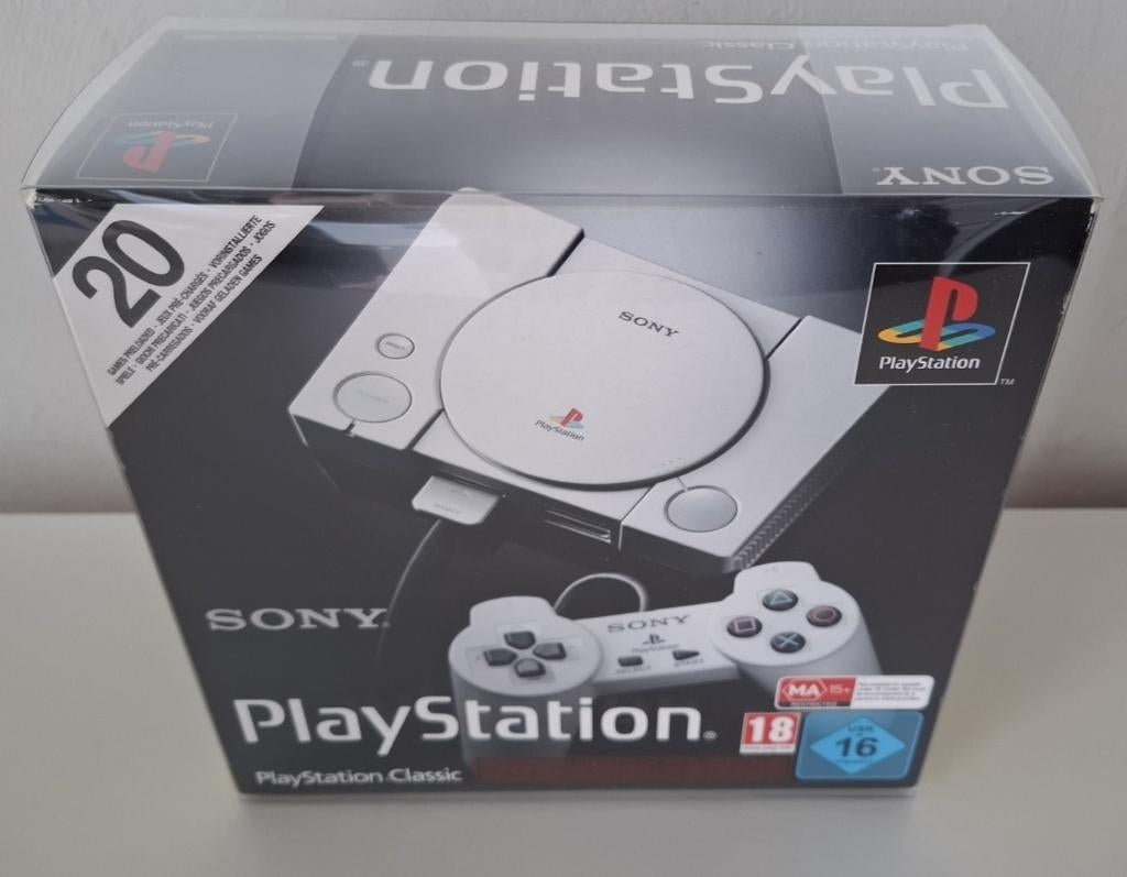 PlayStation Classic (Mini), nieuw inclusief Box Protector, Neuf, Enlèvement ou Envoi, Avec 1 manette, Info@retrogamed.be