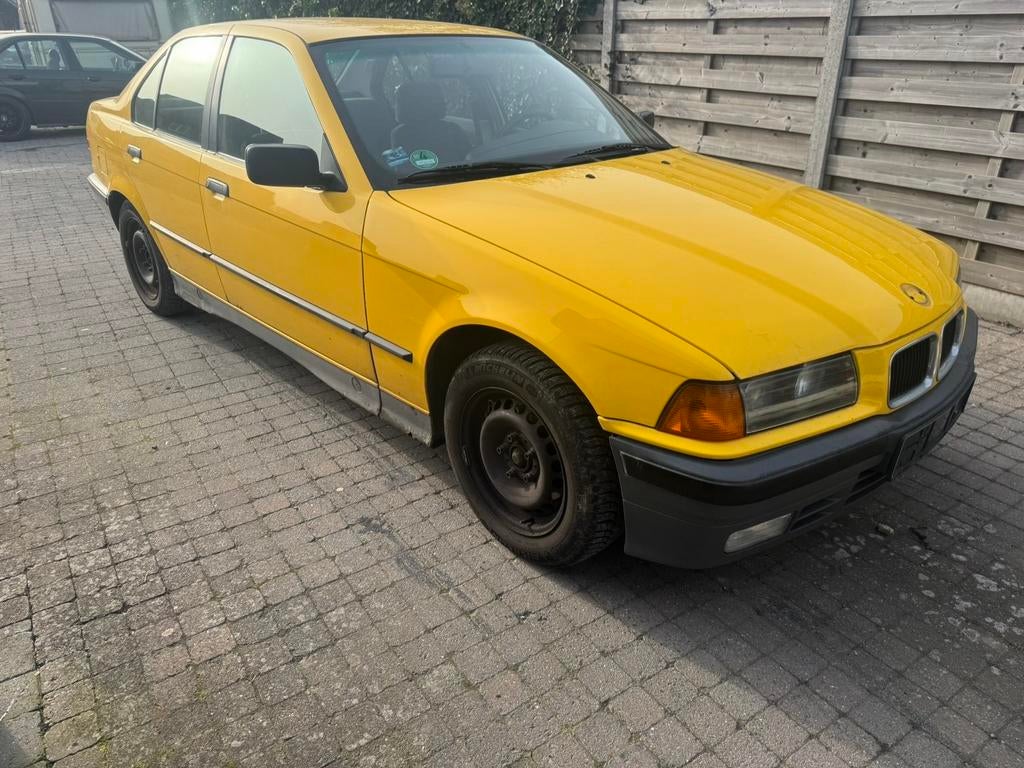 Bmw E36 316 47dkm, Auto's, BMW, 4 deurs, Zwart, 4 cilinders, Geel