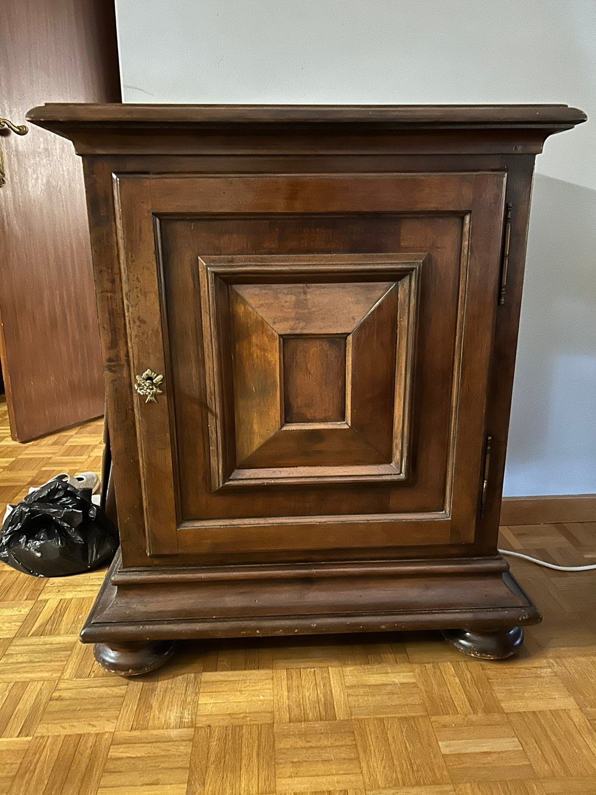 Volhouten kast, Ophalen