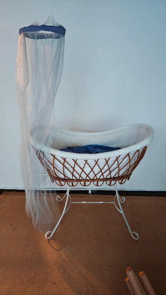 Prachtige vintage rieten / rotan babywieg op voet, Kinderen en Baby's, Ophalen, Gebruikt, Wieg