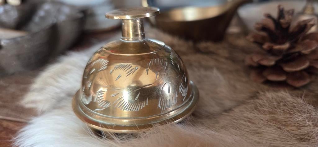 Kleine messing olifantenbel of klauwbel, Ophalen of Verzenden