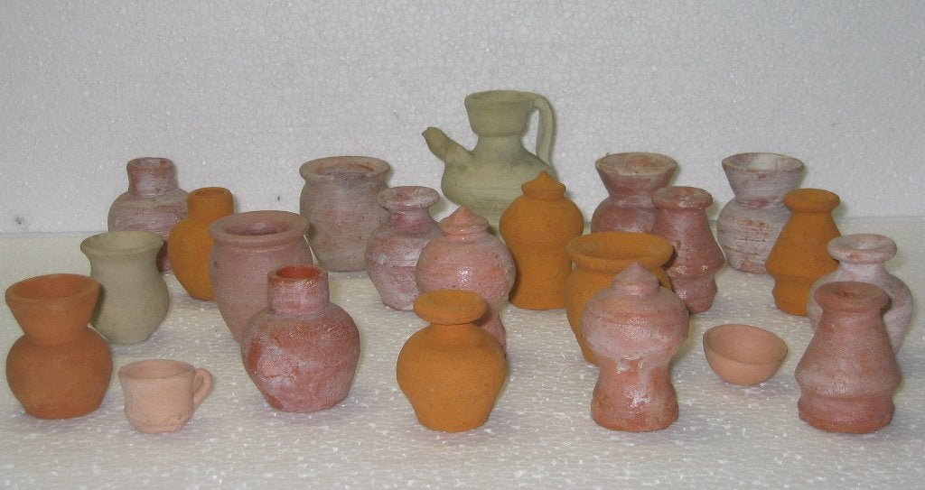 Lot van 22 oude vaasjes in terracotta - 8044, Ophalen