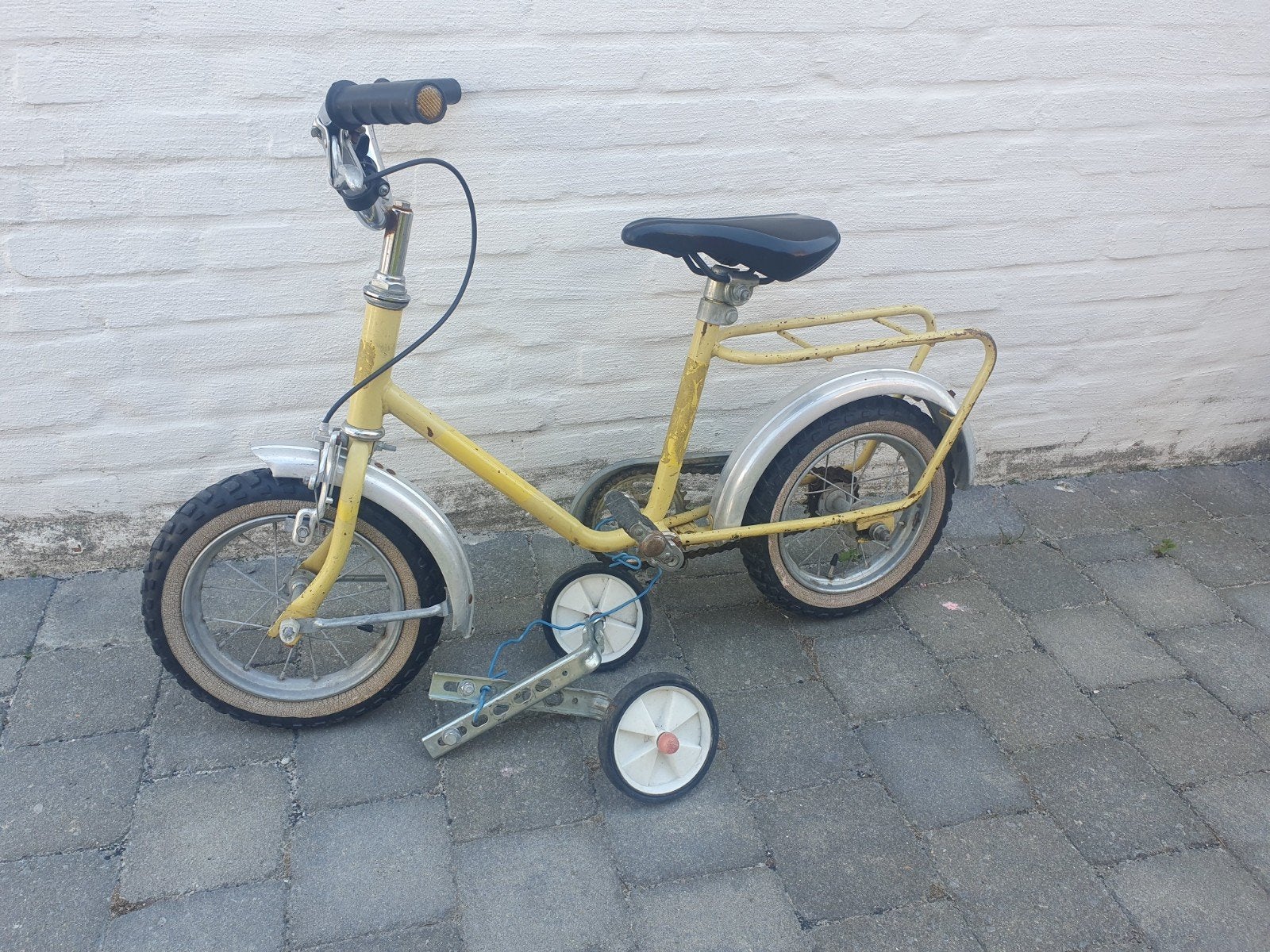 gele retro kinderfiets, Fietsen en Brommers, Fietsen | Kinderfietsjes, Ophalen, Zijwieltjes, Gebruikt, Velgrem