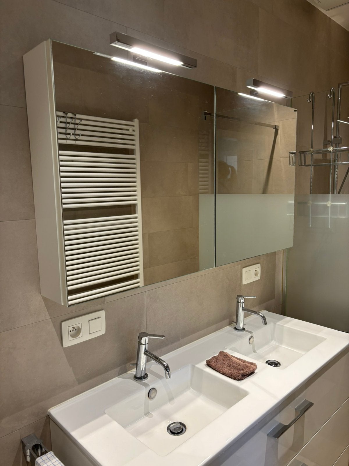 Modern badkamermeubel met dubbele lavabo en spiegelkast, Huis en Inrichting, Ophalen, Zo goed als nieuw, Wastafelkast