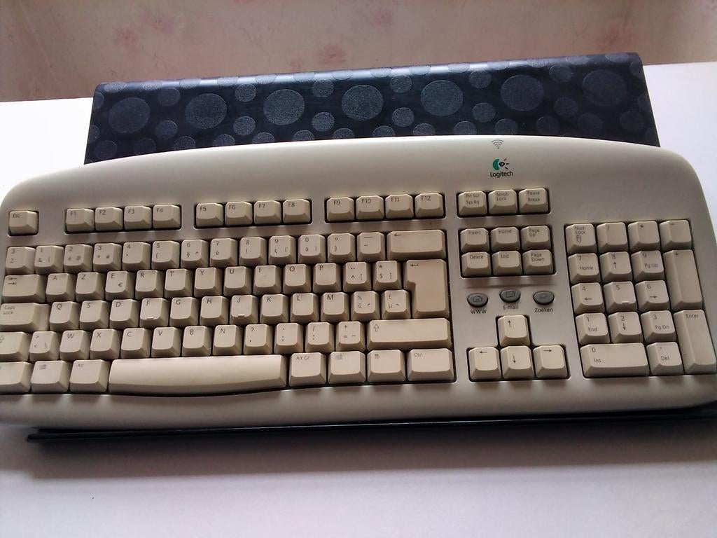 LOGITECH AZERTY TOETSENBORD MET VERHOOGD HULPSTUK, Ophalen, Azerty, Draadloos