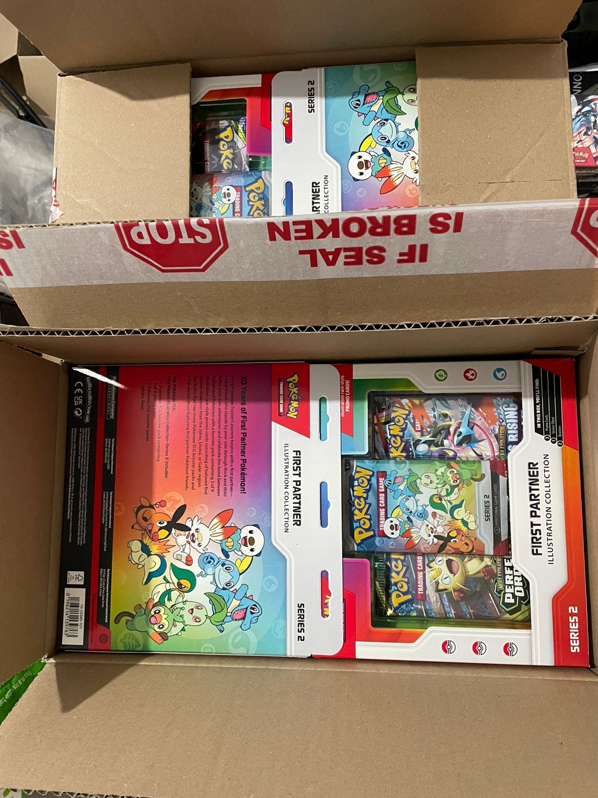 Nieuw binnen 2 casen pokemon first partner serie 2, Hobby en Vrije tijd, Ophalen of Verzenden, Nieuw